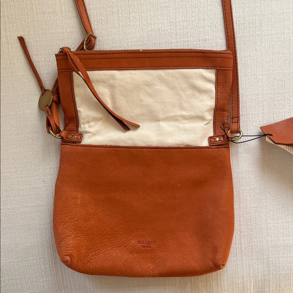 Margot New York Classic Brown Fold over Crossbody Bag.
Tags on.
Genuine leather - Picture 5 of 11